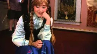 Anna and Elsa (Frozen) Meet a Puppy in Disneyland