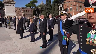 Giornata dell'Unità d'Italia, Mattarella e Meloni all'Altare della Patria. La premier canta l'inno