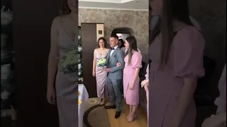 РЕАКЦИЯ МОЛОДЫХ ДРУГ НА ДРУГА 🥹🥹🥹 #свадьба #wedding #идея #невеста #букетневесты #конкурс