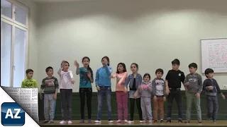 Flüchlingskinder spielen Theater