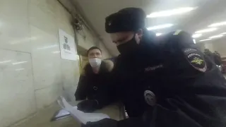 Борзая полиция в метро Авиамоторная помогает шакалить контролёрам ГКУ и пытается незаконно задержать