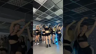 Это они под музыку танцуют или наложили ее в конце? #tiktok #shorts #shortstt