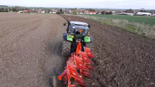 DEUTZ-FAHR AGROTRON M625 v agregaci s čtyřradličným neseným pluhem KUHN MULTI-MASTER 123