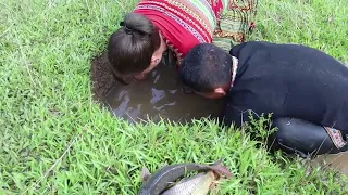 Down catch fish in underground water hole, Fishing Survival, Off Grid Living