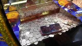 Игровой Автомат - Монета Толкатель . IPHONE -7 на краю