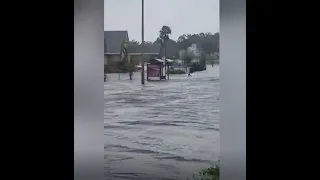 Hurricane Ian: Torrential rain floods Orlando street