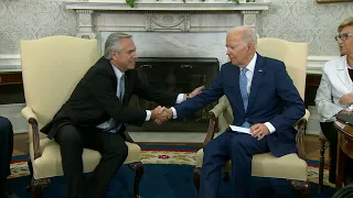 Alberto Fernández vuelve a Argentina con el apoyo de Biden frente a la crisis | AFP