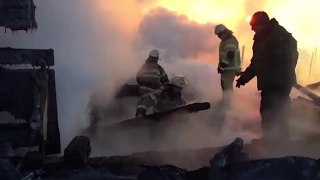 Пожарные работают на месте пожара в частном жилом доме в Омской области