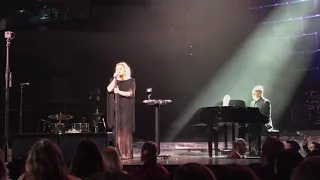 Kelly Clarkson - Dancing On My Own (Robyn Cover) Live