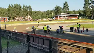 Var på min första speedway matchmellan valserna och indianerna börjar med heat 1 sen är det