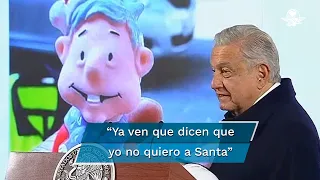 Llegan a Palacio Nacional los muñequitos “Santa AMLO” y “AMLO beisbolista”