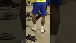 Neymar comandando o baile no vestiário da seleção brasileira ￼