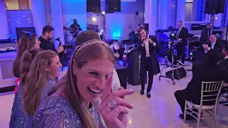 Shulem Lemmer caps off wedding with his patented Chad Gadya