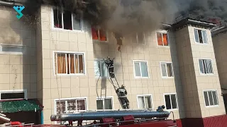 В Аксарке полностью выгорел 24-квартирный дом.