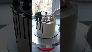 Оформляю торт с шахматами.