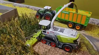 Hirschhausen(2) Siku Control Claas Jaguar Maishäcksler Fendt Vario RC auf  Diorama bei Maissilage