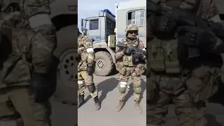 Русских солдат встречают на украине с цветами!!!