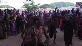 Tazama makubwa ya ngoma hizi za asili watu washangilia bila kikomo utapenda.