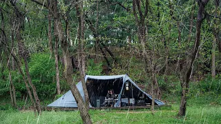 Kamperen in de regen | Niemand in de buurt, op een rustige boscamping rust ik lekker uit. ASMR