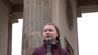Greta Thunberg demonstriert mit Schülern in Berlin