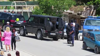 Екшън: Полицаи с качулки задържаха абитуриент
