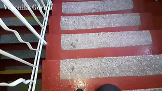 Как правильно спускаться по лестнице.
