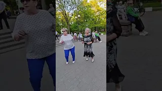 1.05.24г...Танцуем под КАЗАХСКИЙ ХИТ 💃💃💃💃💃💃... в Гомельском парке...