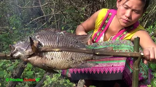 Primitive technology - Survival skills catch big fish and cooking fish - Eating delicious