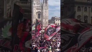 Funerali Silvio Berlusconi, l'applauso all'arrivo del feretro in piazza Duomo