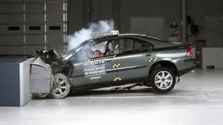 2002 Volvo S60 moderate overlap IIHS crash test