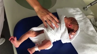 Le bain enveloppé du nouveau-né à Santé Atlantique