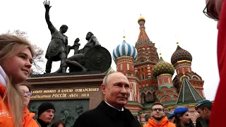 Владимир Путин возложил цветы к памятнику Кузьме Минину и Дмитрию Пожарскому. 4 ноября 2022 года
