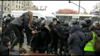Moskvada etrazçılarla polis arasında qarşıdurma-xəsarət alanlar ,həbs olunanlar var