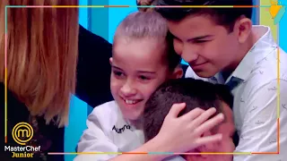 Los duelistas felices ¡ABRAZAN A SUS FAMILIARES! | MasterChef Junior 8