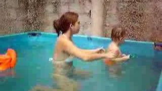 Na piscina com a mamãe