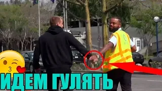 ВИТАЛИК ГУЛЯЕТ С ПАРНЯМИ ЗА РУКУ (ПРАНК) VITALYZDTV НА РУССКОМ