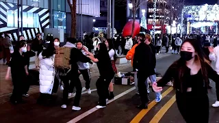 SINCHON STREET SKETCH. IMPROMPTU EXHILARATING BUSKING WITH ONLOOKERS. YOUTH FEVER OVER PANDEMIC.