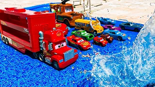 Clean up muddy minicars & Disney Pixar car convoys! Play in the garden