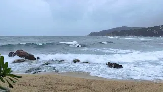 Música relajante con lluvia en la playa para desconectar / relaxing sounds (vídeo 4K)