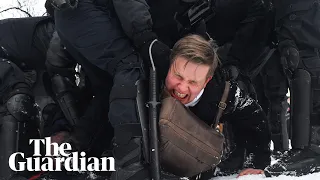 Russian police arrest protesters demanding Navalny's release