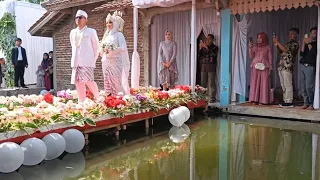 20 Mobil Jajap Pengantin Dari Tasik Ke Garut Pernikahan Viral Di Atas Kolam