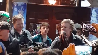 Glen Hansard and friends (Busking in Dublin on Christmas Eve, 2018)