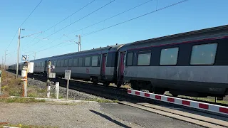 Intercité Corail à pleine vitesse au Passage à Niveau