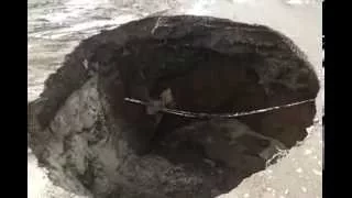 Огромная яма образовалась в Ростовской области