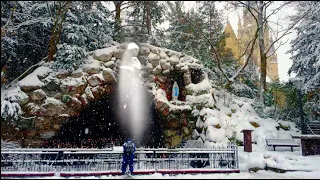 Mystérieuse photo devant une réplique de la grotte de Lourdes