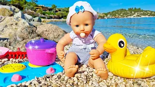 Baby Annabell -nukke rannalla. Kokataan leluruokaa vauva-ankalle ja katsotaan vauvanuken aamurutiini