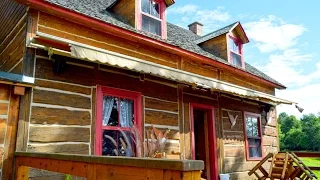 Натуральный деревянный дом, мебель, печь в Канадской деревне.