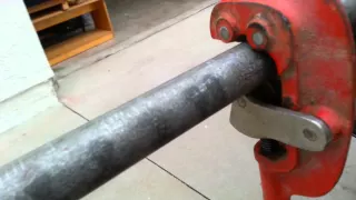 How to cut and tread galvanized pipe DIY.