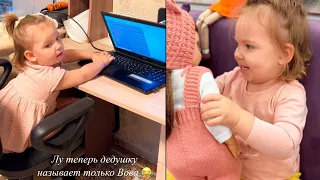Наталья Фриске с дочкой Луной гостит у родителей / Первые подарки ко дню рождения