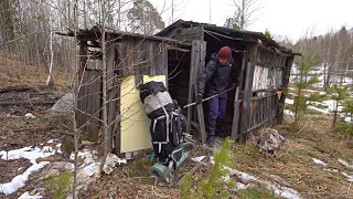 Man found an old house in the forest, cleaned up the garbage and spent the night in it